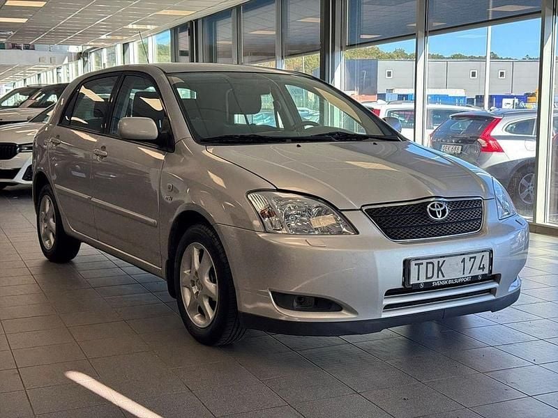 Silver Begagnad 2002 Toyota Corolla Halvkombi | 44 900 kr (Dyr) - Bild 1/4