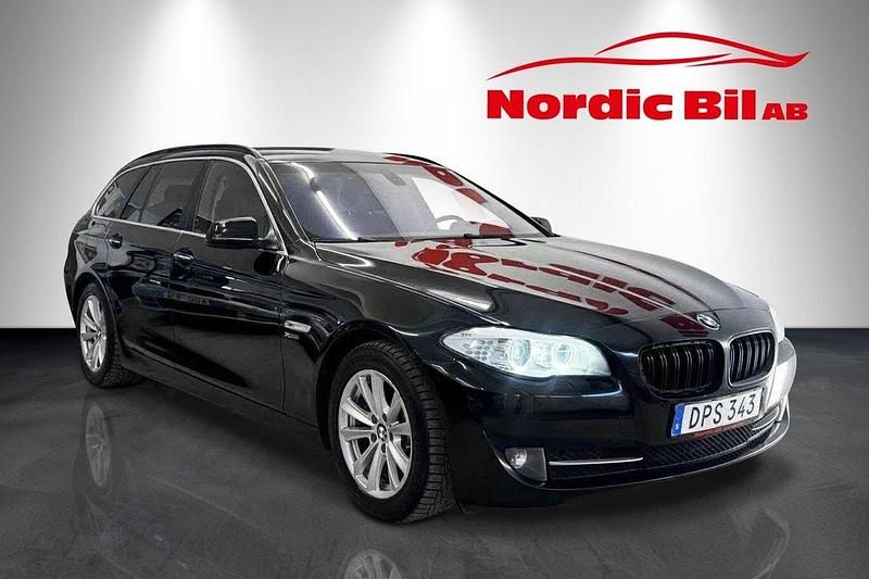 Svart Begagnad 2012 BMW 525 Comfort Edition Kombi | 119 900 kr (Marknadspris) - Bild 1/4
