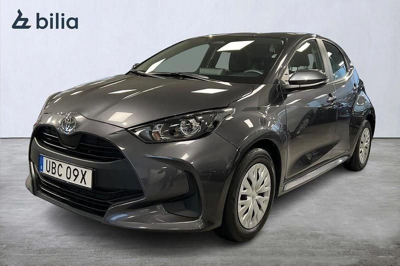 Mörkgrå Begagnad 2025 Toyota Yaris Hybrid Life Halvkombi | 234 800 kr (Bra pris) - Bild 1/3