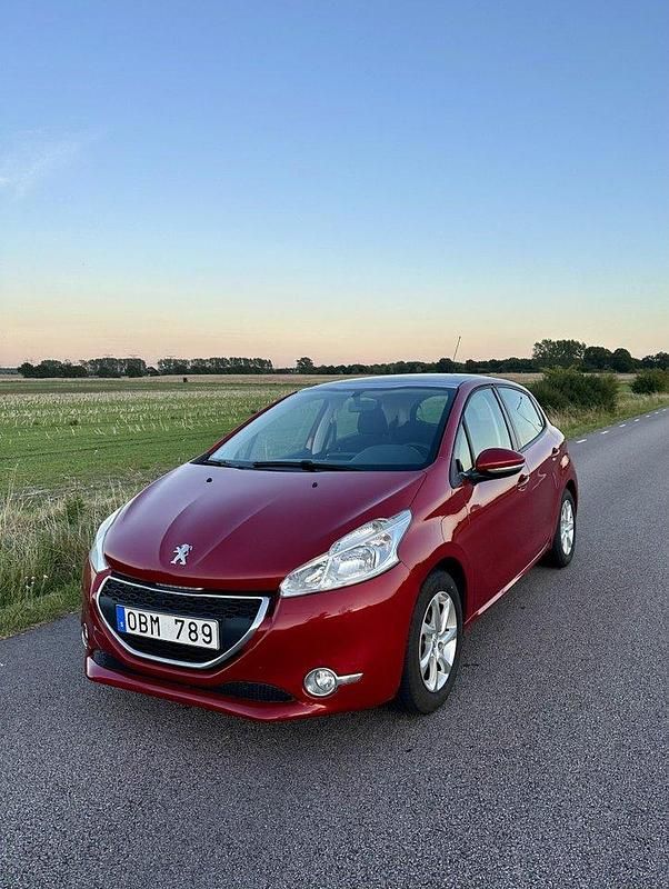 Röd Begagnad 2013 Peugeot 208 Halvkombi | 54 900 kr (Marknadspris) - Bild 1/4