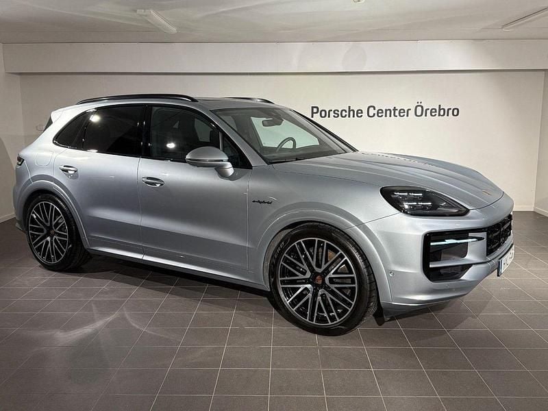 Silver Begagnad 2024 Porsche Cayenne SUV | 1 199 000 kr (Marknadspris) - Bild 1/4