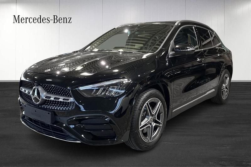 Svart (black) Ny 2025 Mercedes GLA200 AMG Line Premium SUV | 475 500 kr (Superpris) - Bild 1/4