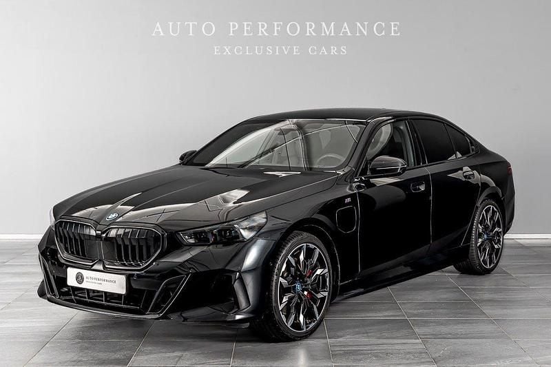 Svart Begagnad 2025 BMW 550 M Sport Sedan | 899 900 kr - Bild 1/4