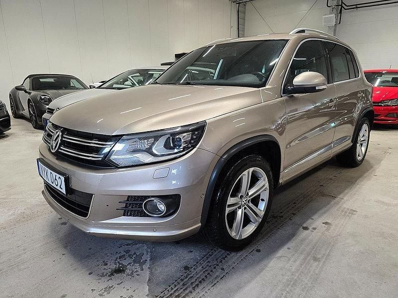 Ljusbrun (brun metallic) Begagnad 2016 VW Tiguan Sportline SUV | 169 500 kr (Superpris) - Bild 1/4