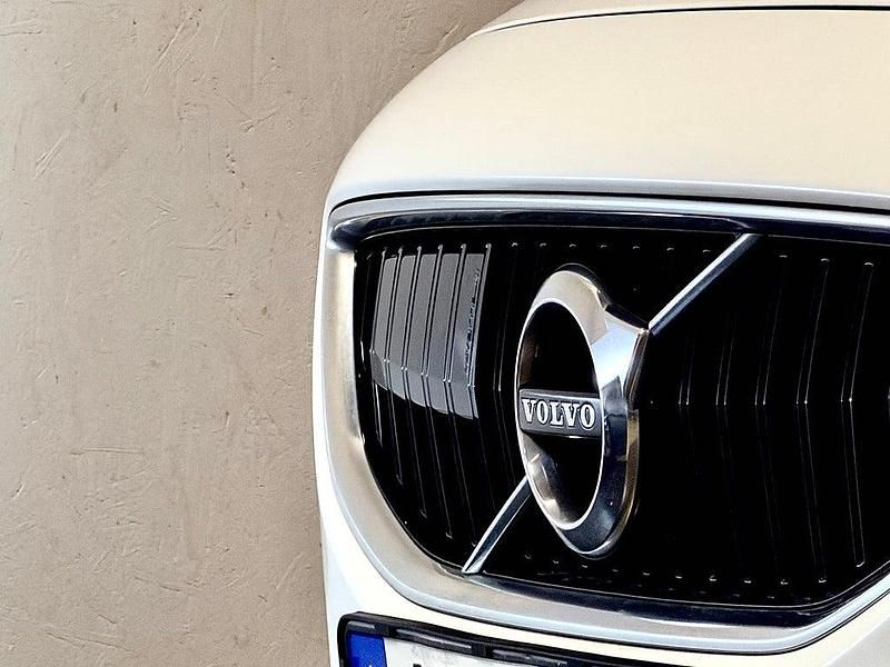 Begagnad Volvo V40 Momentum 120 HK (88 kW) 2016 Pärlemor vit Halvkombi