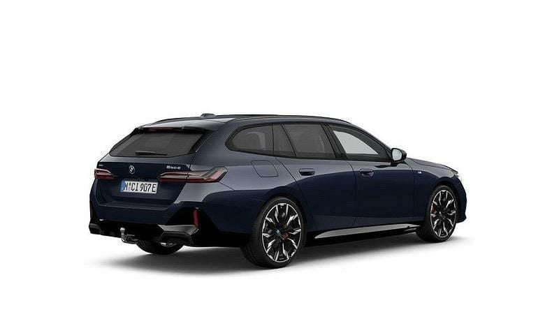 Svart Begagnad 2024 BMW 550e M Sport Kombi | 973 000 kr (Marknadspris) - Bild 1/3