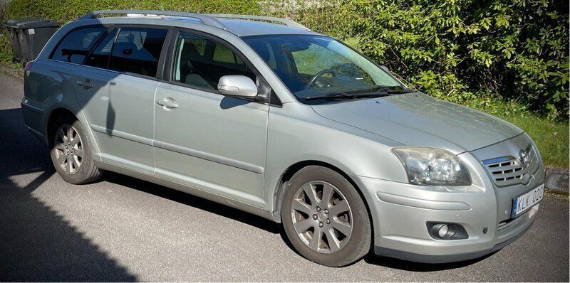 Silver Begagnad 2008 Toyota Avensis Kombi | 28 000 kr (Bra pris) - Bild 1/4