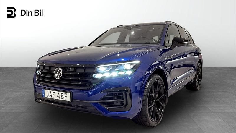 Mörkblå (blå) Begagnad 2023 VW Touareg R SUV | 759 900 kr (Marknadspris) - Bild 1/4