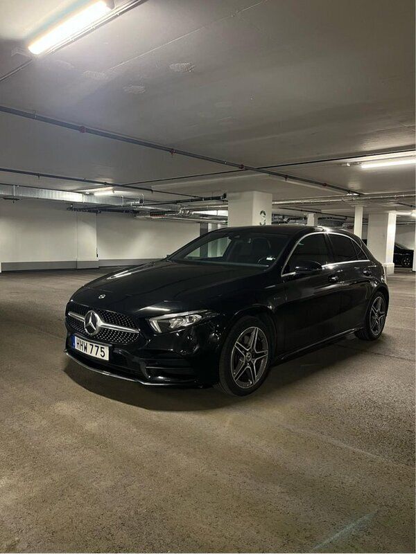 Svart Begagnad 2021 Mercedes A250 AMG Halvkombi | 295 000 kr (Marknadspris) - Bild 1/4