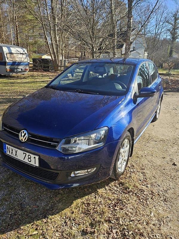 Blå Begagnad 2014 VW Polo Halvkombi | 80 000 kr (Marknadspris) - Bild 1/2