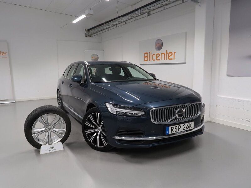 Mörkblå (blå) Begagnad 2022 Volvo V90 Inscription Kombi | 429 900 kr (Dyr) - Bild 1/3