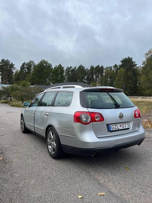 Silver Begagnad 2009 VW Passat Sportline Kombi | 15 000 kr (Marknadspris) - Bild 1/4