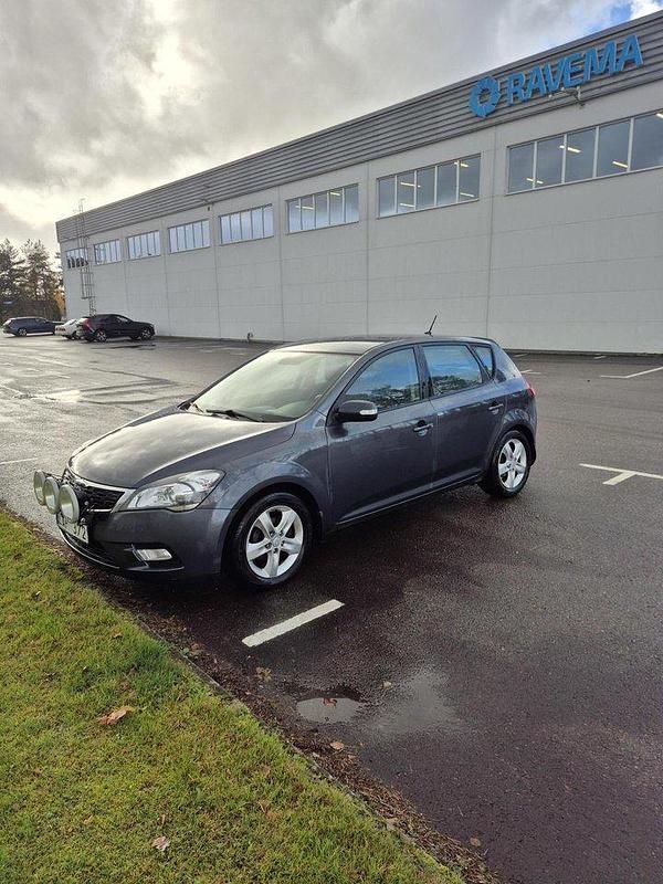 Grå Begagnad 2011 Kia Ceed Halvkombi | 45 000 kr (Marknadspris) - Bild 1/3