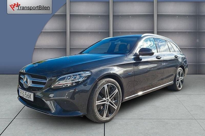 Grå Begagnad 2020 Mercedes C300e Avantgarde Kombi | 285 000 kr (Marknadspris) - Bild 1/4