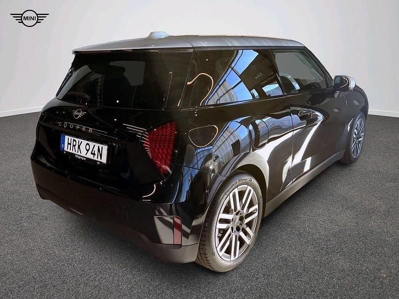 Begagnad Mini Cooper 136 kW (186 HK) 2024 Svart Halvkombi