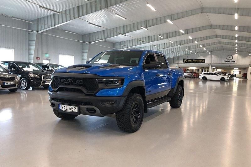 Blå Begagnad 2024 RAM 1500 Pickup | 1 598 750 kr - Bild 1/4