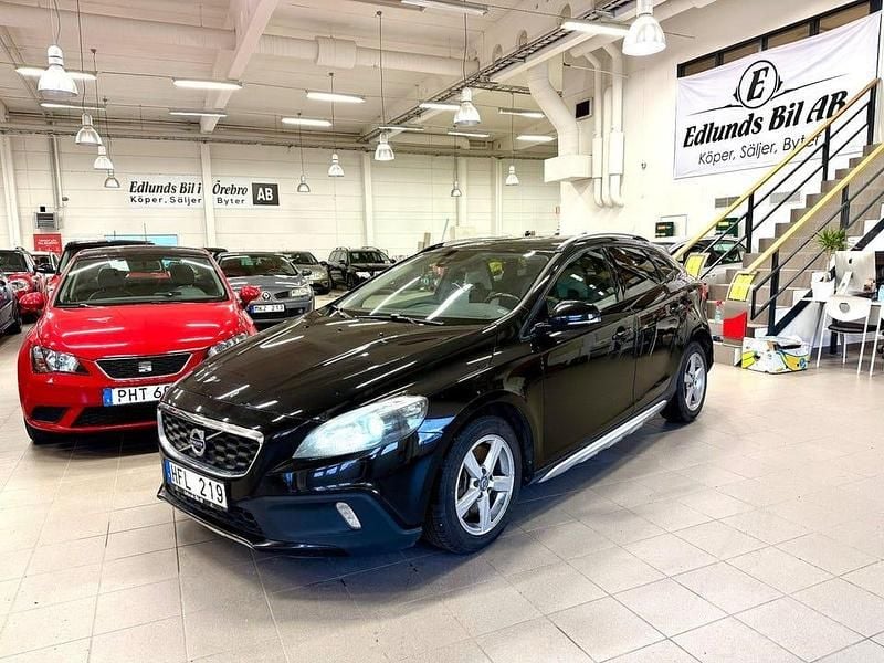 Svart Begagnad 2014 Volvo V40 CC Momentum Kombi | 127 800 kr (Marknadspris) - Bild 1/4