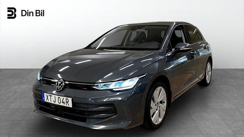 Mörkgrå (dolphin grey metallic) Begagnad 2024 VW Golf VIII Edition Halvkombi | 289 500 kr (Marknadspris) - Bild 1/4