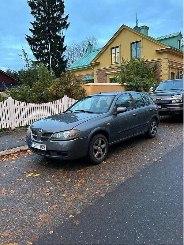 Grå Begagnad 2003 Nissan Almera Halvkombi | 10 000 kr (Superpris) - Bild 1/4