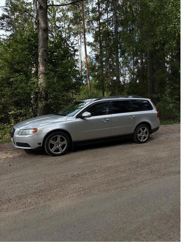 Grå Begagnad 2009 Volvo V70 Kombi | 37 000 kr (Marknadspris) - Bild 1/4