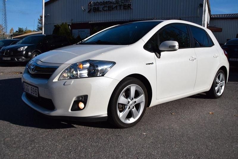 Vit Begagnad 2011 Toyota Auris Hybrid Premium Halvkombi | 114 900 kr (Marknadspris) - Bild 1/4