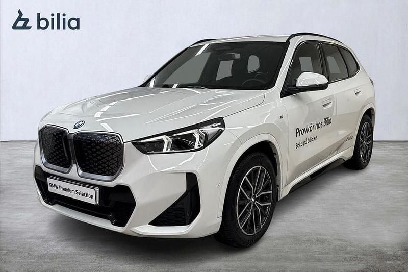 Vit Begagnad 2025 BMW iX1 M Sport SUV | 509 000 kr (Marknadspris) - Bild 1/3