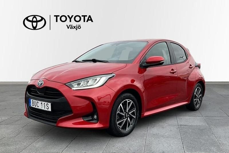 Röd Begagnad 2022 Toyota Yaris Hybrid Active Halvkombi | 229 000 kr (Lite dyr) - Bild 1/3