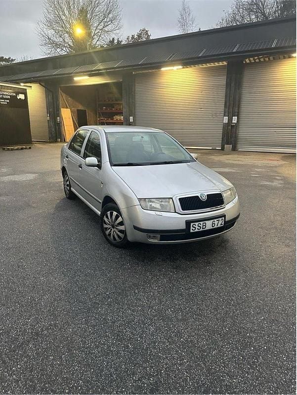 Silver Begagnad 2002 Skoda Fabia Sedan | 18 900 kr (Marknadspris) - Bild 1/4