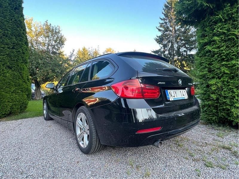 Svart Begagnad 2014 BMW 320 Sport Line Kombi | 112 000 kr (Marknadspris) - Bild 1/4