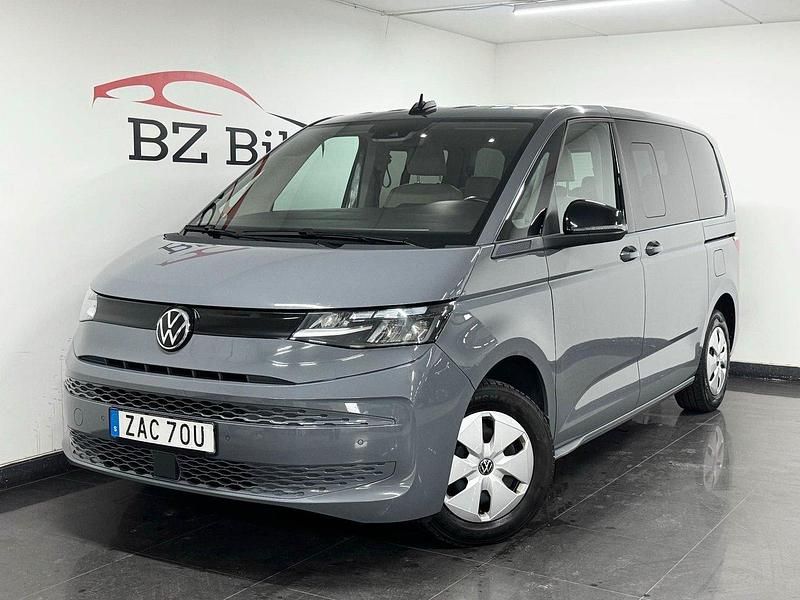 Grå Begagnad 2023 VW Multivan Minibuss | 449 900 kr (Bra pris) - Bild 1/4