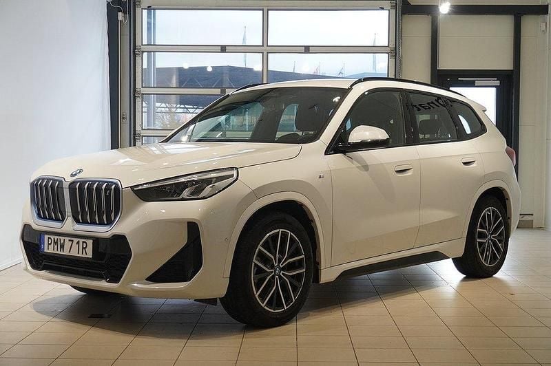Vit Begagnad 2022 BMW iX1 Comfort Edition SUV | 429 900 kr (Marknadspris) - Bild 1/4
