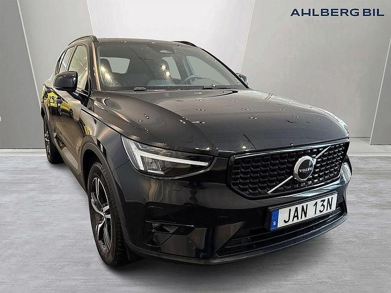 Svart Begagnad 2023 Volvo XC40 Plus SUV | 379 500 kr (Lite dyr) - Bild 1/3