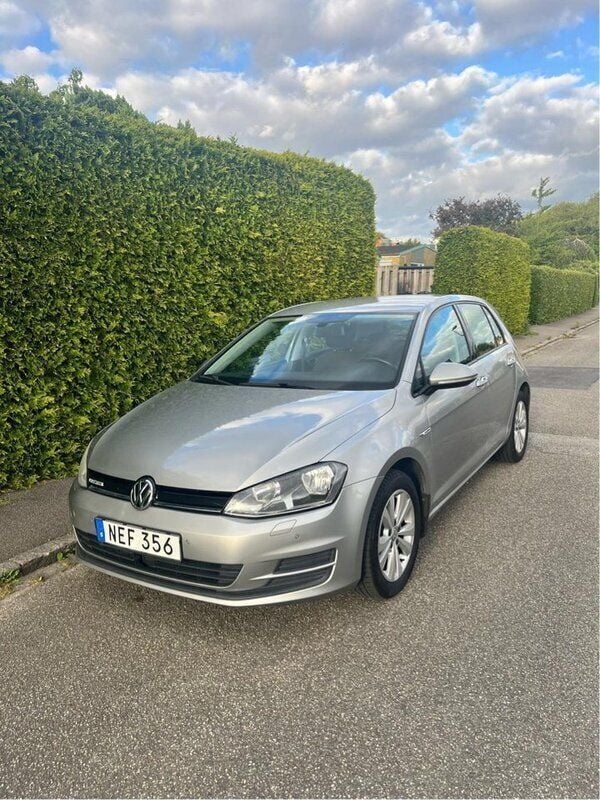 Silver Begagnad 2017 VW Golf VII Halvkombi | 110 000 kr (Dyr) - Bild 1/4