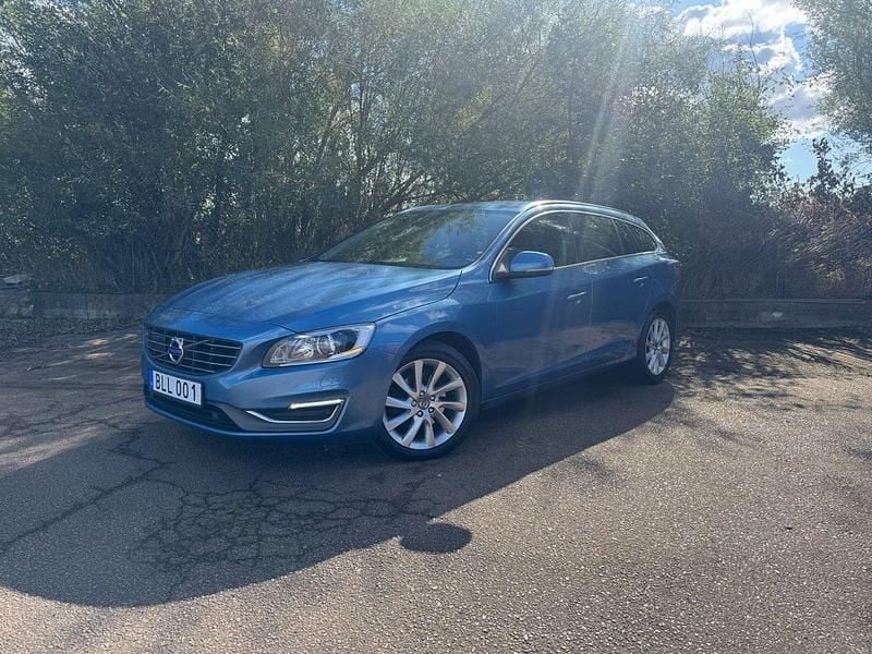 Blå Begagnad 2014 Volvo V60 Summum Kombi | 137 500 kr (Marknadspris) - Bild 1/4