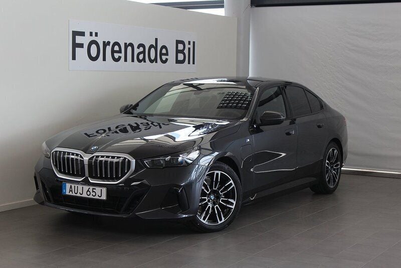Grå Ny 2025 BMW 530e M Sport Sedan | 717 000 kr (Bra pris) - Bild 1/4
