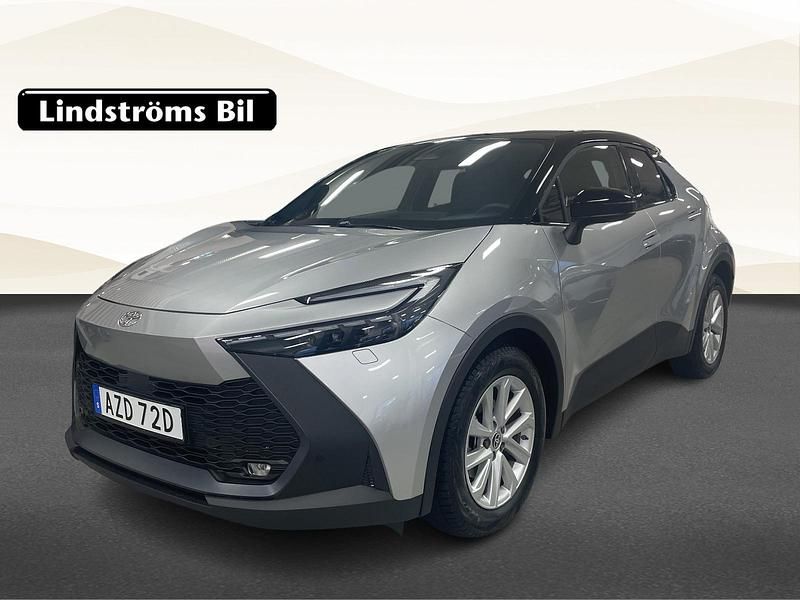 Silver Begagnad 2025 Toyota C-HR Style SUV | 364 900 kr (Marknadspris) - Bild 1/3