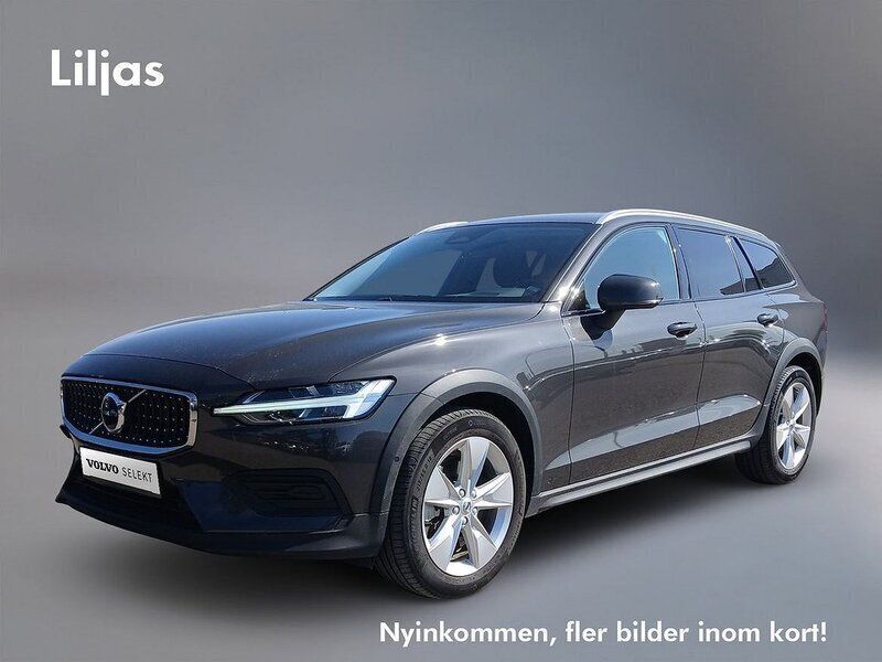 Grå Begagnad 2024 Volvo V60 CC Core Kombi | 424 900 kr (Marknadspris) - Bild 1/3