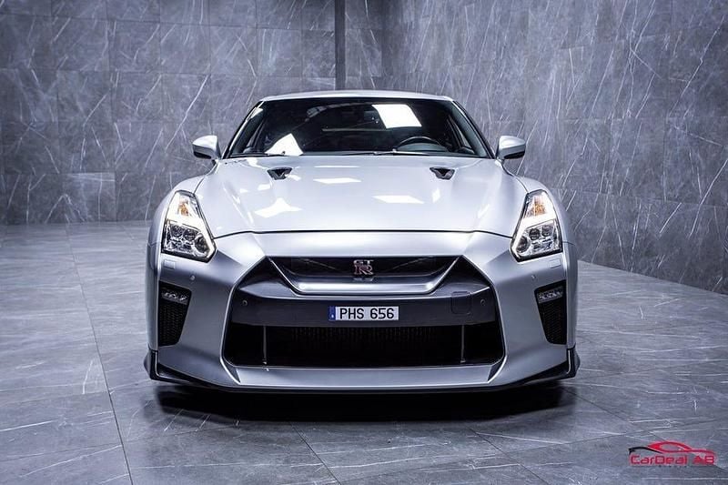 Begagnad Nissan GT-R GT 570 HK (419 kW) 2018 Silver Sportkupé