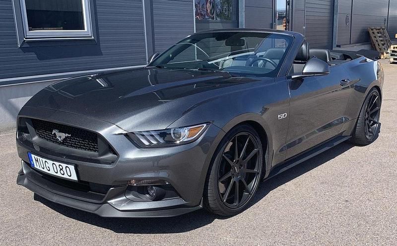 Grå Begagnad 2015 Ford Mustang GT Convertible Cab | 415 000 kr (Marknadspris) - Bild 1/4