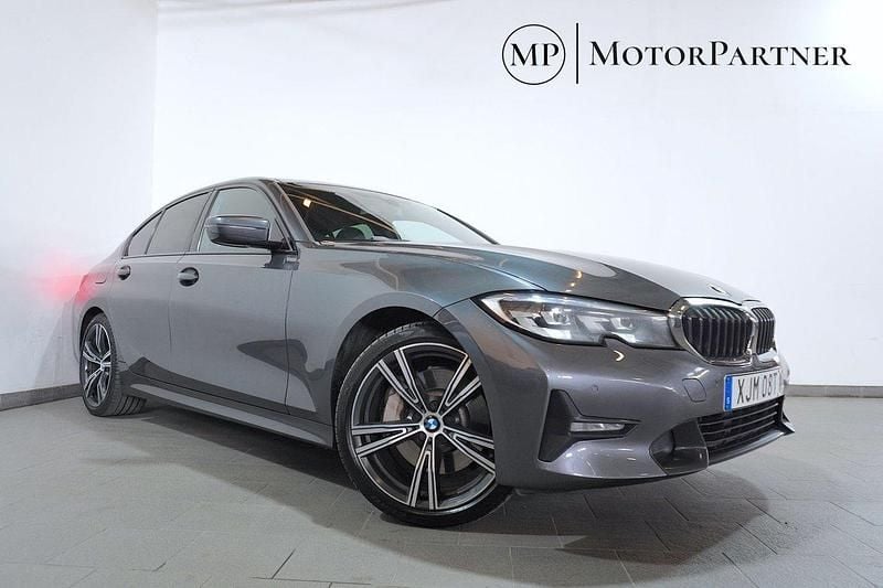Grå Begagnad 2019 BMW 330 Sport Line Sedan | 279 900 kr (Marknadspris) - Bild 1/4