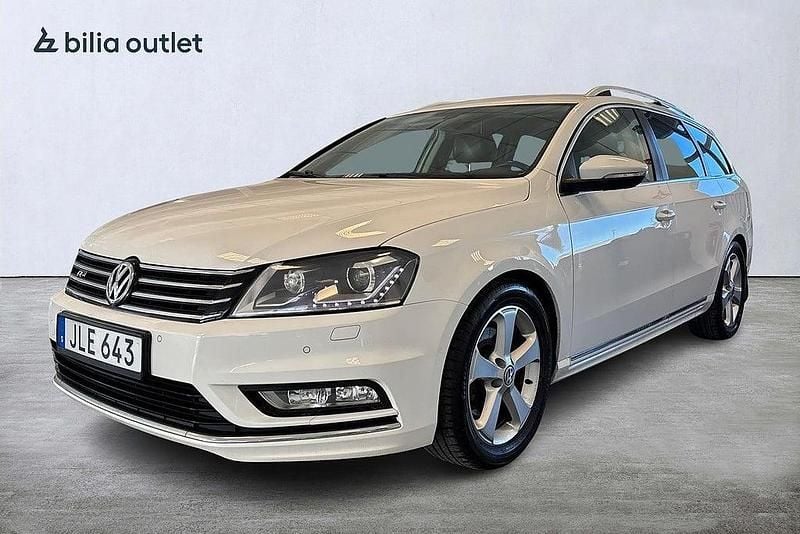 Vit Begagnad 2015 VW Passat R-line Kombi | 109 900 kr (Superpris) - Bild 1/3