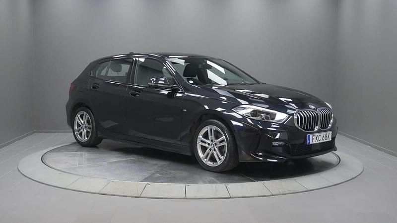 Svart Begagnad 2022 BMW 118 M Sport Halvkombi | 249 000 kr (Marknadspris) - Bild 1/4