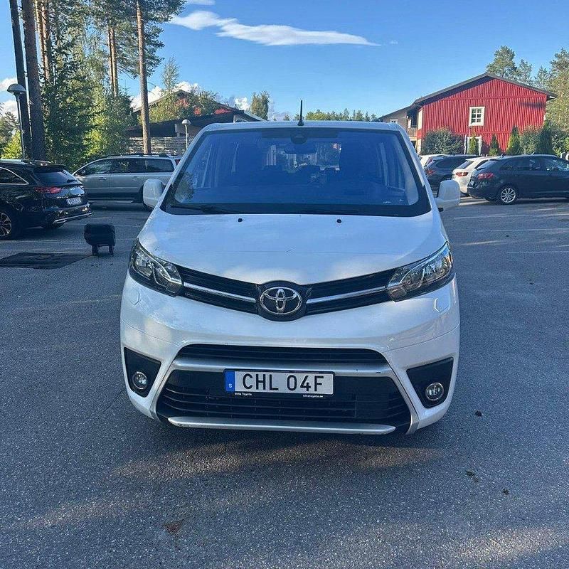 Vit Begagnad 2021 Toyota Proace Verso Kombi | 349 999 kr (Bra pris) - Bild 1/4