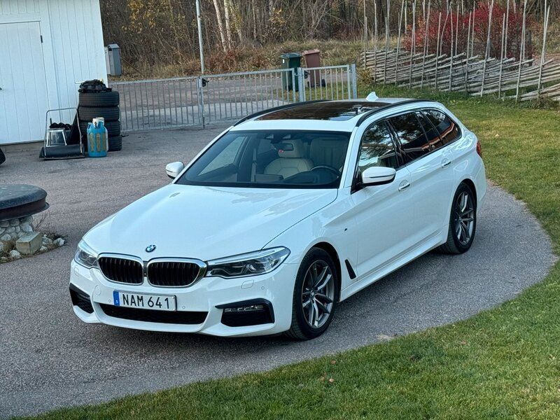 Vit Begagnad 2018 BMW 530 M Sport Kombi | 329 000 kr (Lite dyr) - Bild 1/4
