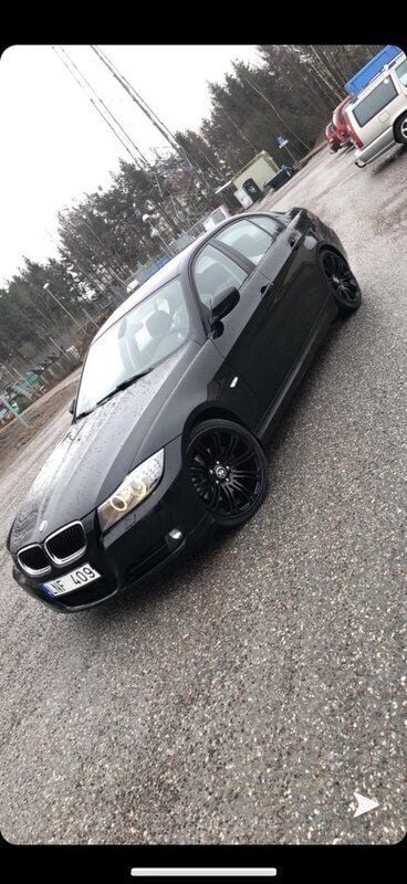 Svart Begagnad 2010 BMW 320 Comfort Edition Sedan | 79 000 kr (Marknadspris) - Bild 1/4