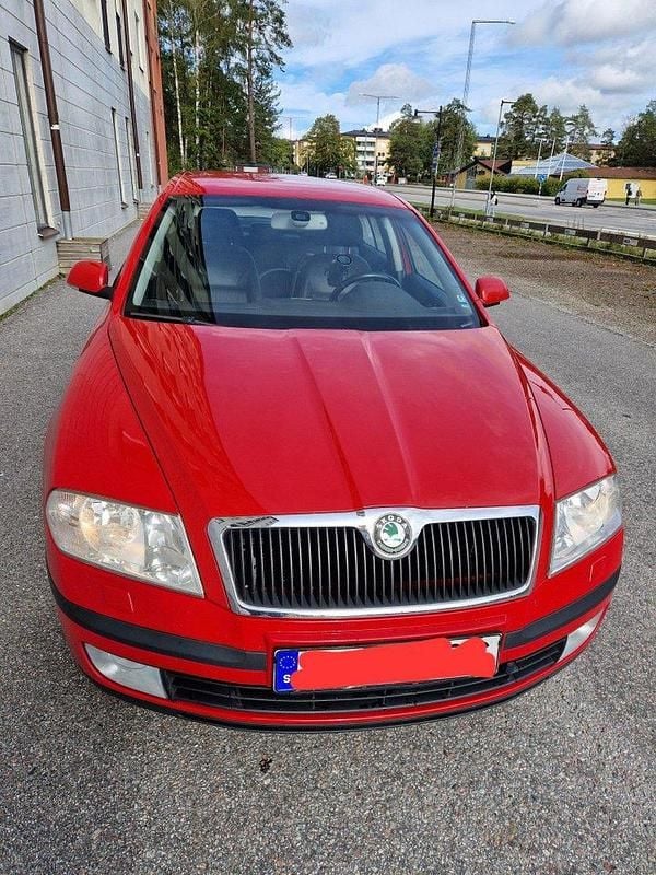 Röd Begagnad 2008 Skoda Octavia Halvkombi | 30 000 kr (Bra pris) - Bild 1/4