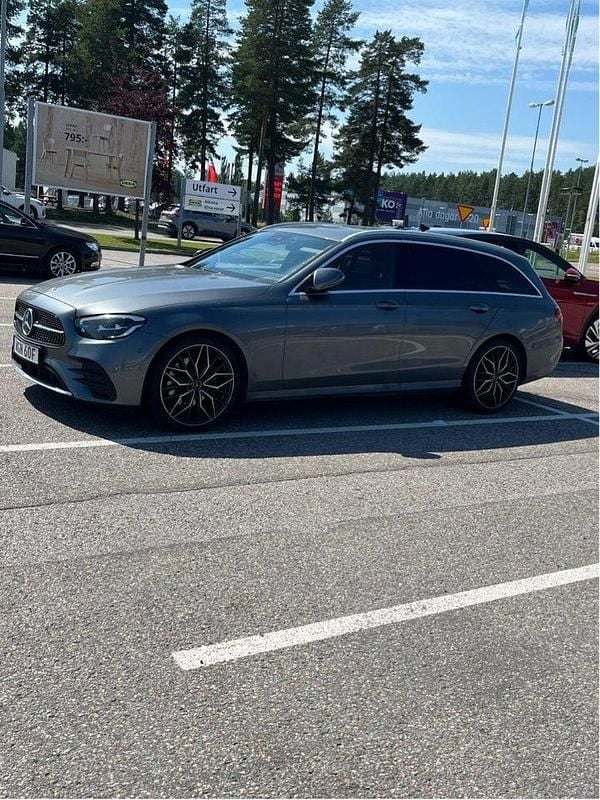 Grå Begagnad 2021 Mercedes E220 AMG line Kombi | 405 000 kr (Marknadspris) - Bild 1/3