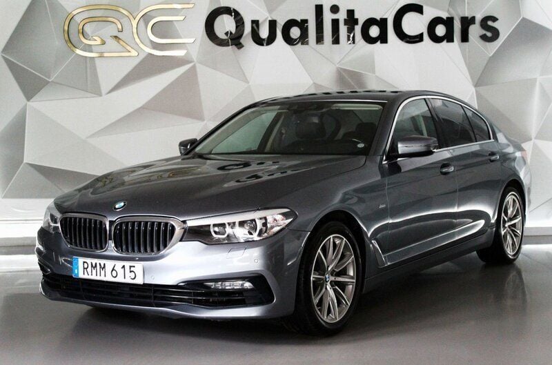 Grå Begagnad 2017 BMW 520 Sport Line Sedan | 254 900 kr (Marknadspris) - Bild 1/4