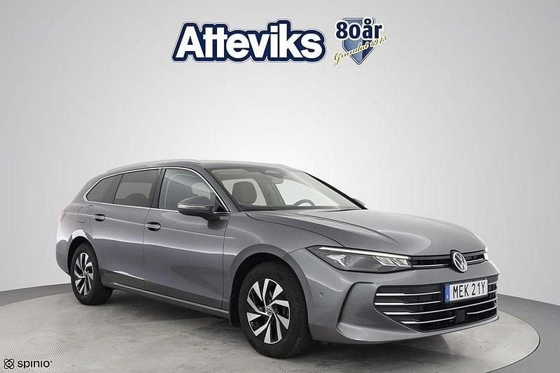 Mörkgrå (grå) Begagnad 2024 VW Passat Business Kombi | 336 900 kr (Dyr) - Bild 1/4