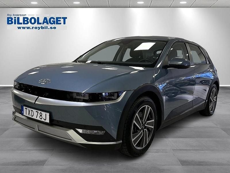 Blå metallic Begagnad 2023 Hyundai Ioniq 5 Essential SUV | 359 900 kr - Bild 1/4